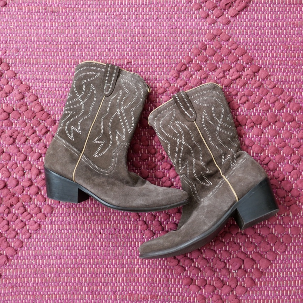 Brown suede cowboy boots 🤠